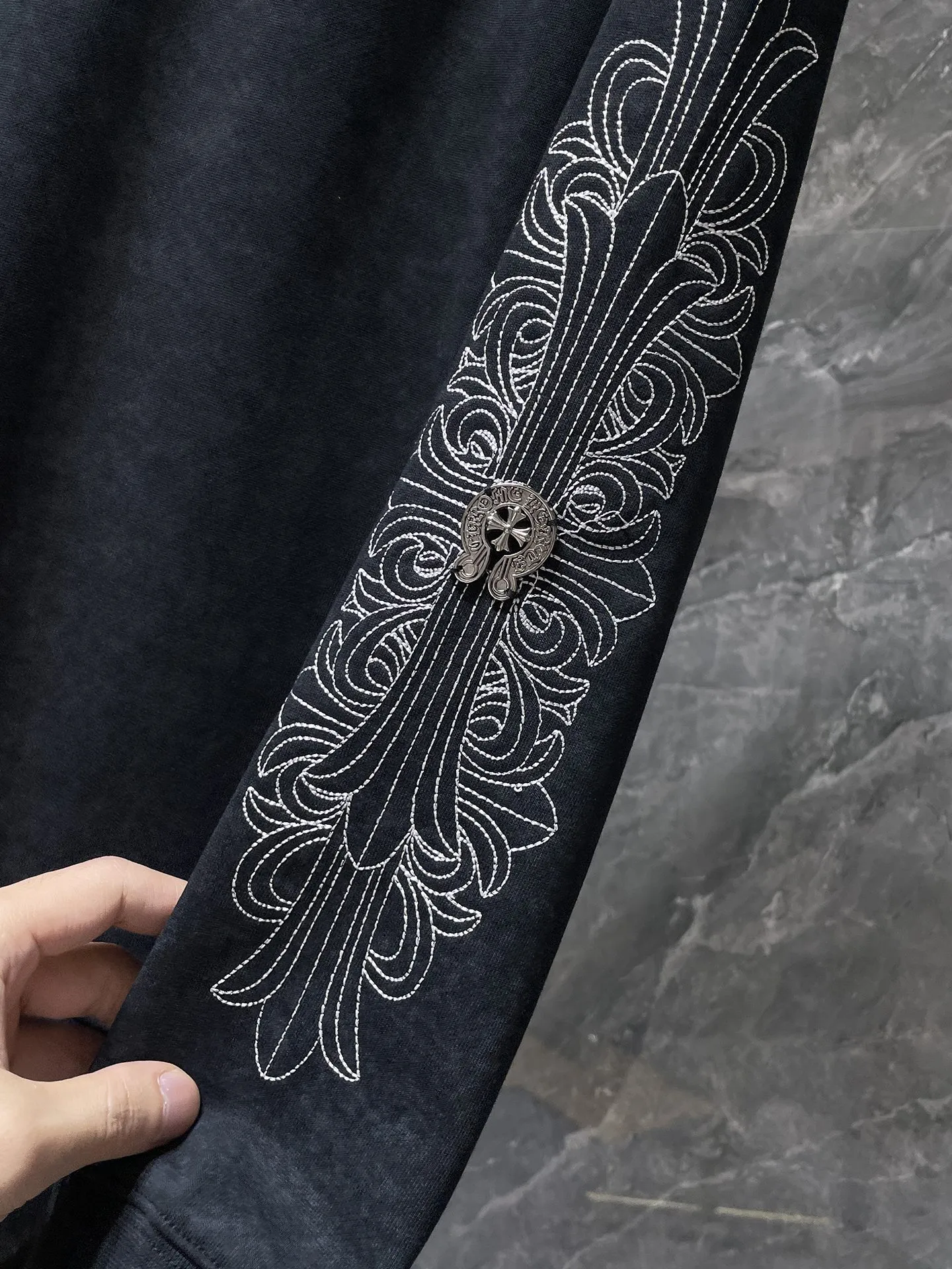 P250 Chrome Hearts Autumn and Winter Washable Style! 2025 Counter synchronization High-weight, environmentally friendly and high-quality top-quality washed fabrics Special craftsmanship American tie-dye embroidered round neck sweatshirt Leather embroidery plus customized retro hardware Counter synchronization 1:1 replica version Recommended color: black Size: S, M, L, XL